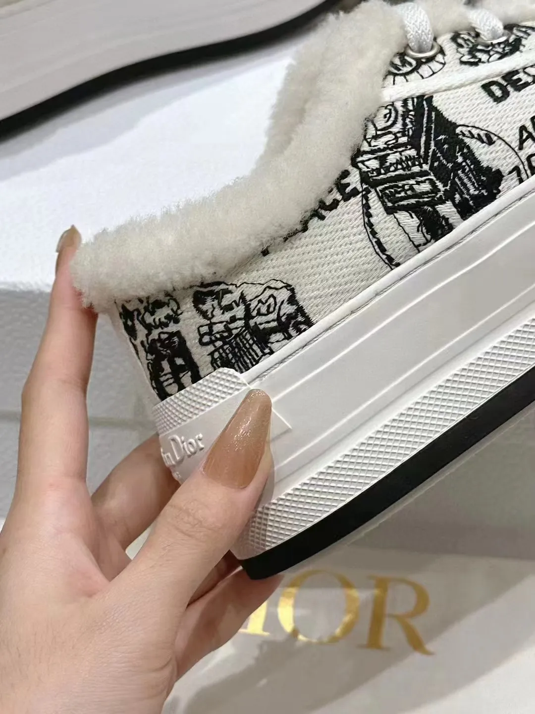 👟👟Ex-factory price 560👟👟 🇫🇷🇫🇷——Dior embroidered thick-soled wool casual shoes, fur shoes 𝐃𝐈𝐎𝐑 𝐖𝐚𝐥𝐤'𝐧 Dior presbyopic embroidery wool thick-soled canvas shoes casual sports shoes this The Walk'n'Dior platform sneakers are a stylish piece that elevates the collection. Oblique printed cotton embroidered upper with comfortable platform sole, tongue and Christian Dior Paris signature laces. Can add fashionable temperament to all kinds of casual looks. Original custom-made imported Oblique printed embroidery fabric. Imported soft sheepskin lining. Original exclusive open-molded TPU material outsole. Bottom thickness 4.5CM. Size: Women's 35-41 (custom-made 41 is non-refundable)
